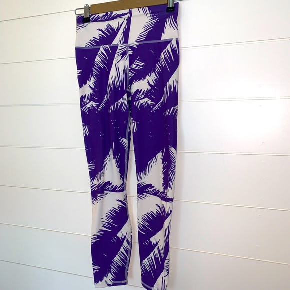 EUC Worn Once Women’s Fabletics Printed HR PureLuxe 7/8 Leggings - Picture 4 of 6